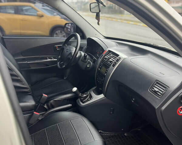 Серый Хендай Туксон, объемом двигателя 1.98 л и пробегом 151 тыс. км за 8100 $, фото 6 на Automoto.ua