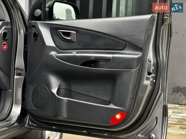 Сірий Хендай Туксон, об'ємом двигуна 2 л та пробігом 213 тис. км за 8500 $, фото 30 на Automoto.ua