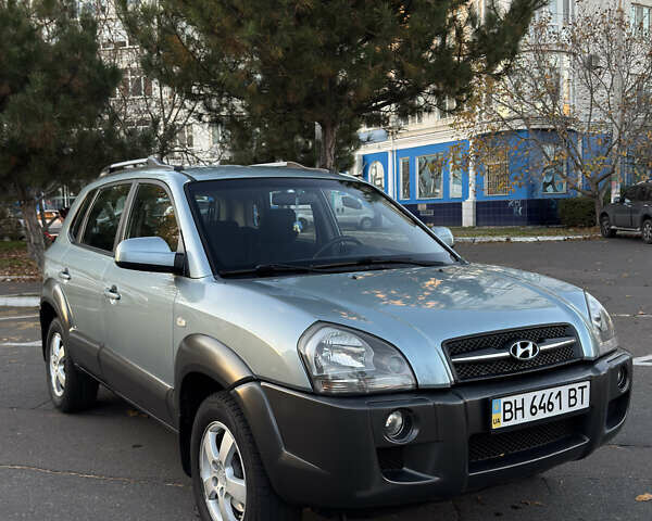 Серый Хендай Туксон, объемом двигателя 1.98 л и пробегом 246 тыс. км за 7500 $, фото 6 на Automoto.ua