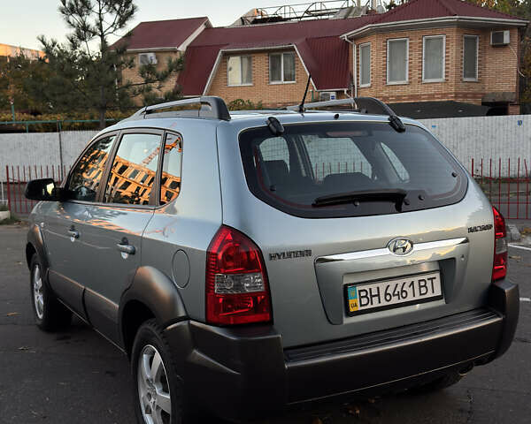 Серый Хендай Туксон, объемом двигателя 1.98 л и пробегом 246 тыс. км за 7500 $, фото 3 на Automoto.ua
