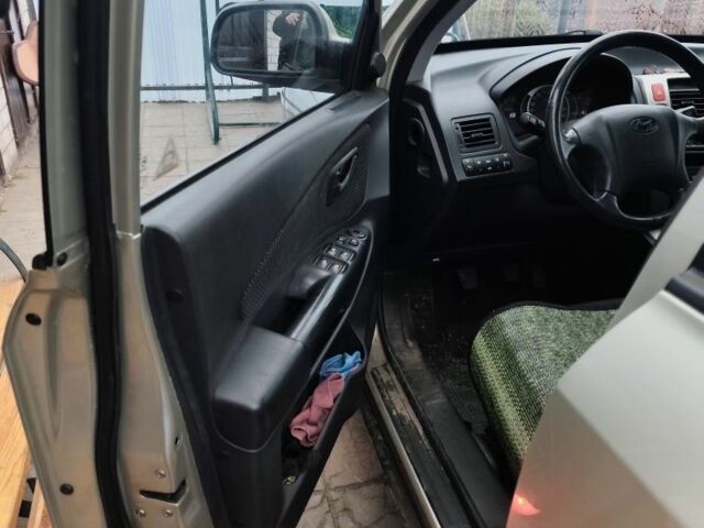 Серый Хендай Туксон, объемом двигателя 2 л и пробегом 190 тыс. км за 9000 $, фото 11 на Automoto.ua