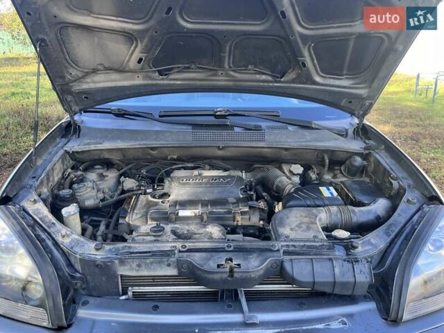 Серый Хендай Туксон, объемом двигателя 1.98 л и пробегом 220 тыс. км за 8500 $, фото 13 на Automoto.ua