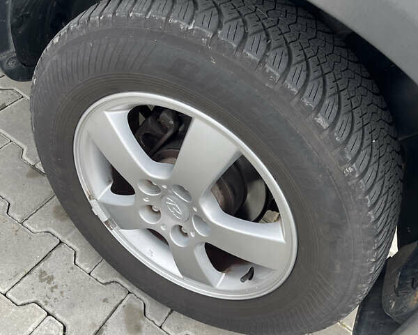 Сірий Хендай Туксон, об'ємом двигуна 2 л та пробігом 172 тис. км за 8550 $, фото 21 на Automoto.ua