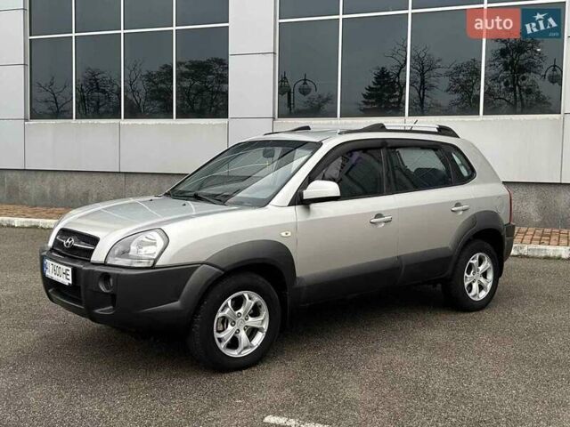 Серый Хендай Туксон, объемом двигателя 2 л и пробегом 263 тыс. км за 7300 $, фото 12 на Automoto.ua