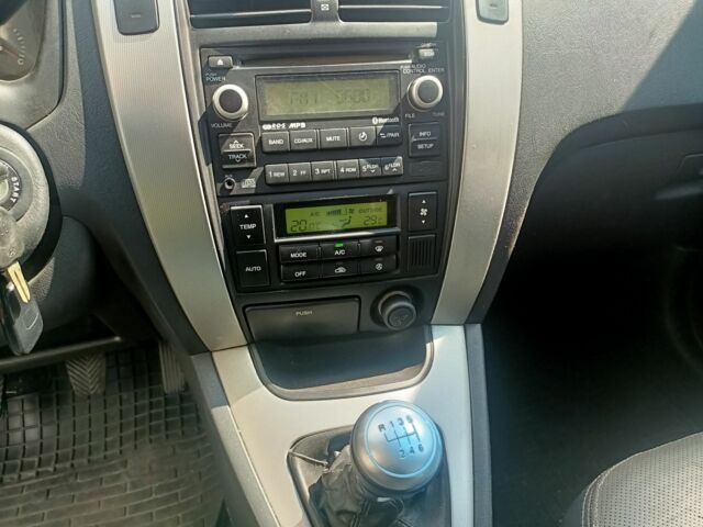 Серый Хендай Туксон, объемом двигателя 2 л и пробегом 257 тыс. км за 9000 $, фото 10 на Automoto.ua