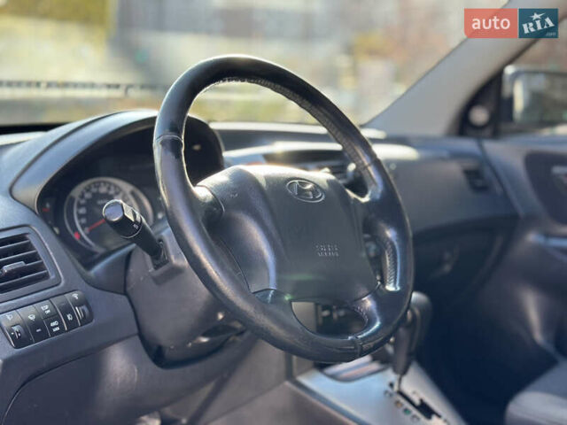 Серый Хендай Туксон, объемом двигателя 1.99 л и пробегом 333 тыс. км за 8199 $, фото 6 на Automoto.ua