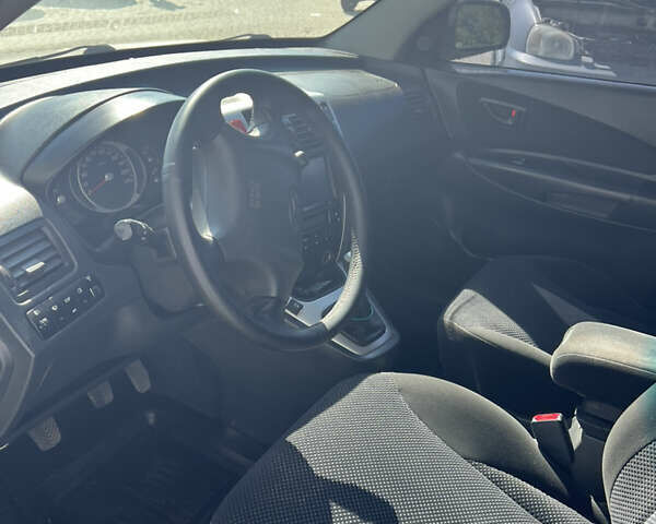 Серый Хендай Туксон, объемом двигателя 1.98 л и пробегом 265 тыс. км за 6900 $, фото 10 на Automoto.ua