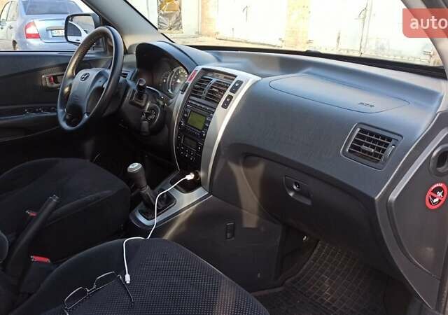 Серый Хендай Туксон, объемом двигателя 2 л и пробегом 127 тыс. км за 9300 $, фото 31 на Automoto.ua