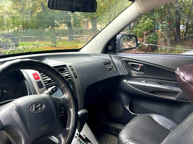 Серый Хендай Туксон, объемом двигателя 2 л и пробегом 221 тыс. км за 8500 $, фото 6 на Automoto.ua