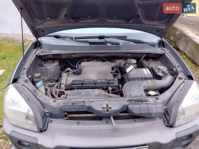 Серый Хендай Туксон, объемом двигателя 1.98 л и пробегом 247 тыс. км за 6200 $, фото 9 на Automoto.ua