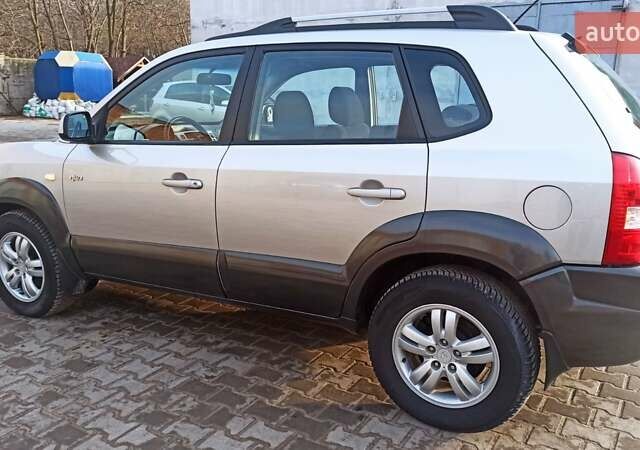 Серый Хендай Туксон, объемом двигателя 2 л и пробегом 127 тыс. км за 9300 $, фото 19 на Automoto.ua