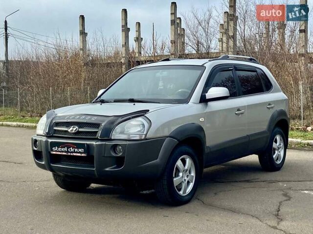Серый Хендай Туксон, объемом двигателя 2 л и пробегом 213 тыс. км за 7500 $, фото 1 на Automoto.ua