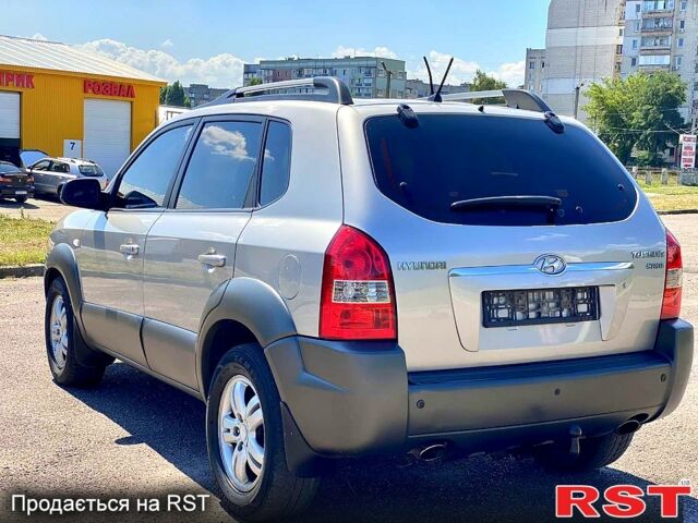 Сірий Хендай Туксон, об'ємом двигуна 2 л та пробігом 225 тис. км за 7800 $, фото 2 на Automoto.ua