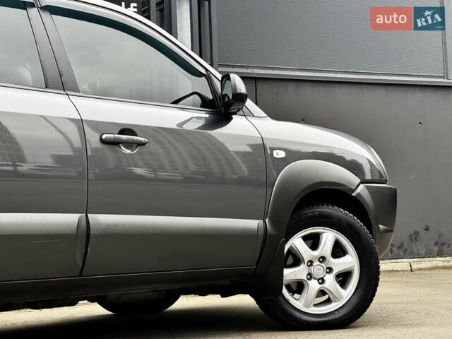 Сірий Хендай Туксон, об'ємом двигуна 2 л та пробігом 213 тис. км за 8500 $, фото 4 на Automoto.ua