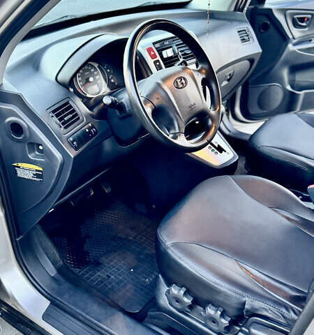 Хендай Туксон 2008 у Зборів на Automoto.ua Сірий Хендай Туксон, об'ємом двигуна 1.99 л та пробігом 228 тис. км за 8500 $, фото 36 на Automoto.ua