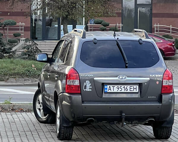 Серый Хендай Туксон, объемом двигателя 2 л и пробегом 210 тыс. км за 7700 $, фото 3 на Automoto.ua