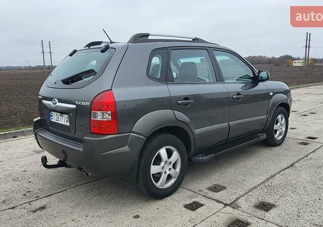 Серый Хендай Туксон, объемом двигателя 1.98 л и пробегом 177 тыс. км за 8200 $, фото 6 на Automoto.ua