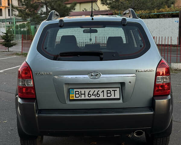 Серый Хендай Туксон, объемом двигателя 1.98 л и пробегом 246 тыс. км за 7500 $, фото 4 на Automoto.ua