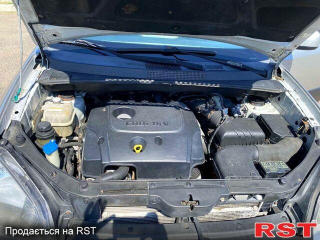 Сірий Хендай Туксон, об'ємом двигуна 2 л та пробігом 225 тис. км за 7800 $, фото 8 на Automoto.ua