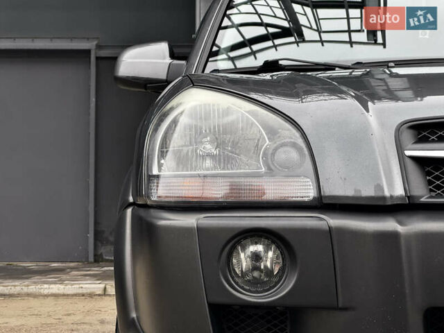 Сірий Хендай Туксон, об'ємом двигуна 2 л та пробігом 213 тис. км за 8500 $, фото 9 на Automoto.ua