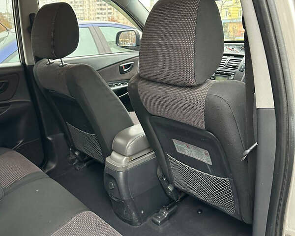 Серый Хендай Туксон, объемом двигателя 1.98 л и пробегом 227 тыс. км за 7700 $, фото 8 на Automoto.ua