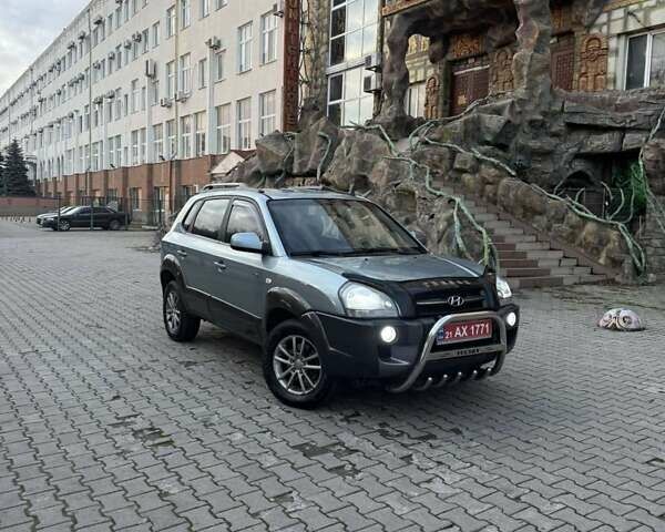 Серый Хендай Туксон, объемом двигателя 2 л и пробегом 217 тыс. км за 8200 $, фото 5 на Automoto.ua