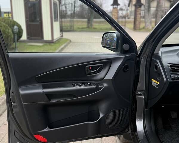 Сірий Хендай Туксон, об'ємом двигуна 2 л та пробігом 187 тис. км за 7700 $, фото 31 на Automoto.ua