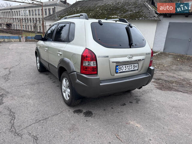 Серый Хендай Туксон, объемом двигателя 2 л и пробегом 228 тыс. км за 6700 $, фото 3 на Automoto.ua