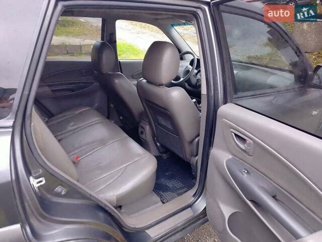 Серый Хендай Туксон, объемом двигателя 1.98 л и пробегом 247 тыс. км за 6200 $, фото 1 на Automoto.ua