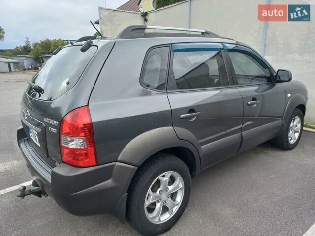 Серый Хендай Туксон, объемом двигателя 2 л и пробегом 207 тыс. км за 8000 $, фото 7 на Automoto.ua