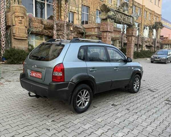 Серый Хендай Туксон, объемом двигателя 2 л и пробегом 217 тыс. км за 8200 $, фото 6 на Automoto.ua