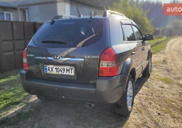 Серый Хендай Туксон, объемом двигателя 1.98 л и пробегом 190 тыс. км за 8500 $, фото 5 на Automoto.ua
