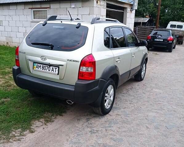 Серый Хендай Туксон, объемом двигателя 2 л и пробегом 360 тыс. км за 7700 $, фото 6 на Automoto.ua