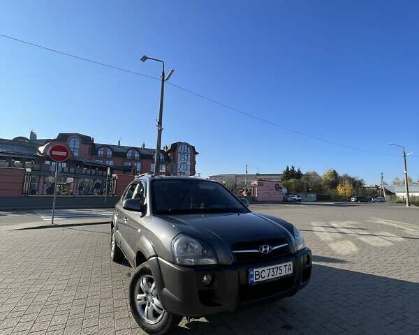 Серый Хендай Туксон, объемом двигателя 2 л и пробегом 220 тыс. км за 7950 $, фото 3 на Automoto.ua