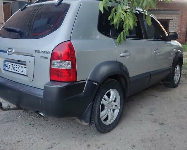 Сірий Хендай Туксон, об'ємом двигуна 1.99 л та пробігом 350 тис. км за 7800 $, фото 5 на Automoto.ua