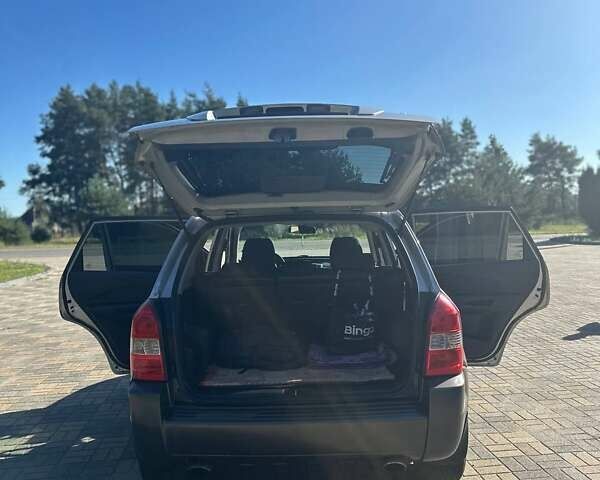 Серый Хендай Туксон, объемом двигателя 1.99 л и пробегом 255 тыс. км за 5800 $, фото 18 на Automoto.ua