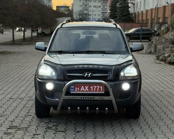 Серый Хендай Туксон, объемом двигателя 2 л и пробегом 217 тыс. км за 8200 $, фото 7 на Automoto.ua