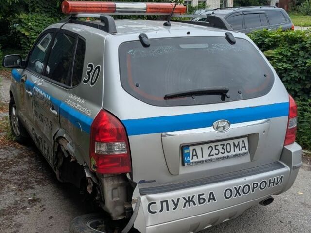 Серый Хендай Туксон, объемом двигателя 2 л и пробегом 220 тыс. км за 2000 $, фото 2 на Automoto.ua