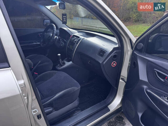 Серый Хендай Туксон, объемом двигателя 2 л и пробегом 228 тыс. км за 6900 $, фото 12 на Automoto.ua