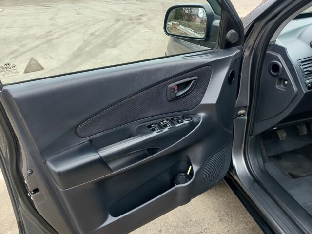 Сірий Хендай Туксон, об'ємом двигуна 2 л та пробігом 95 тис. км за 8800 $, фото 8 на Automoto.ua