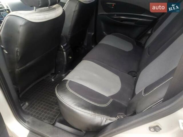 Серый Хендай Туксон, объемом двигателя 2 л и пробегом 210 тыс. км за 8200 $, фото 7 на Automoto.ua