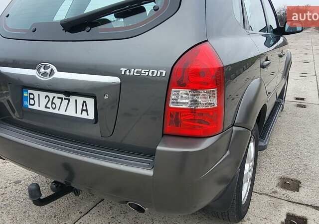 Серый Хендай Туксон, объемом двигателя 1.98 л и пробегом 177 тыс. км за 8200 $, фото 4 на Automoto.ua
