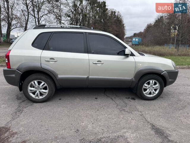 Серый Хендай Туксон, объемом двигателя 2 л и пробегом 228 тыс. км за 6700 $, фото 8 на Automoto.ua