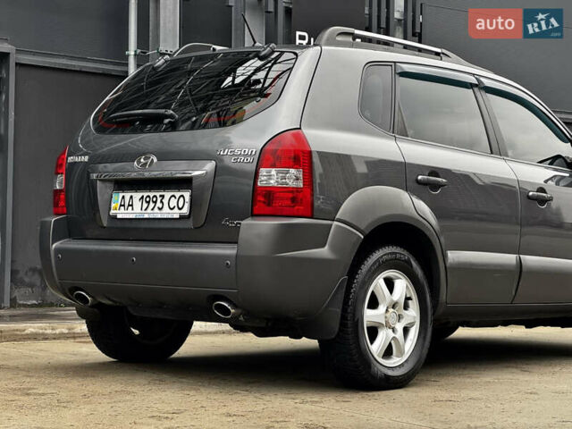 Сірий Хендай Туксон, об'ємом двигуна 2 л та пробігом 213 тис. км за 8500 $, фото 3 на Automoto.ua