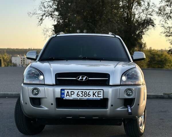 Серый Хендай Туксон, объемом двигателя 1.98 л и пробегом 198 тыс. км за 13000 $, фото 1 на Automoto.ua