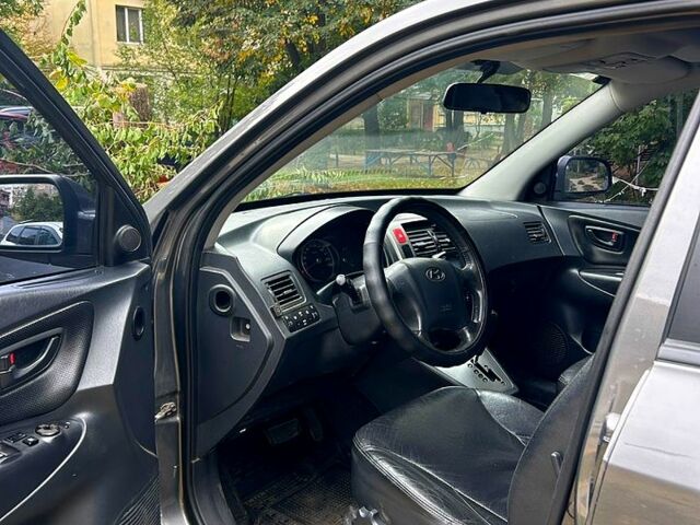 Серый Хендай Туксон, объемом двигателя 2 л и пробегом 221 тыс. км за 8500 $, фото 1 на Automoto.ua