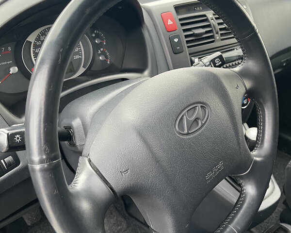 Сірий Хендай Туксон, об'ємом двигуна 2 л та пробігом 172 тис. км за 8550 $, фото 15 на Automoto.ua