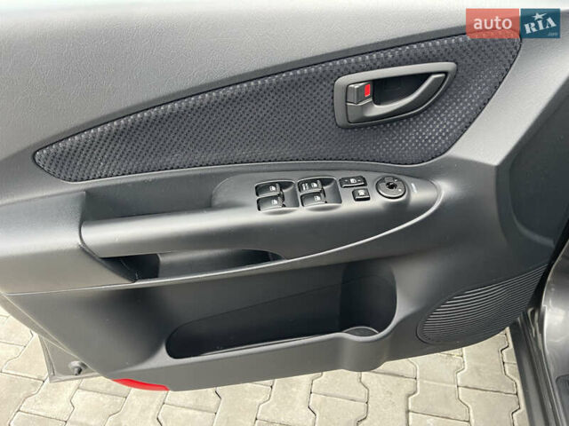 Сірий Хендай Туксон, об'ємом двигуна 2 л та пробігом 172 тис. км за 8550 $, фото 17 на Automoto.ua