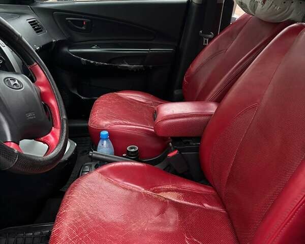 Серый Хендай Туксон, объемом двигателя 2 л и пробегом 330 тыс. км за 6200 $, фото 3 на Automoto.ua