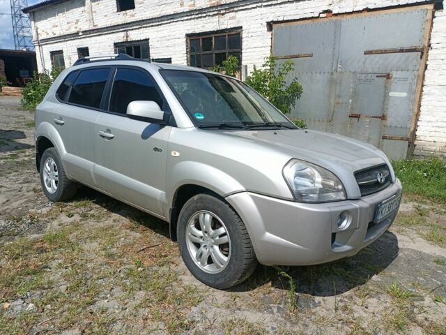 Серый Хендай Туксон, объемом двигателя 2 л и пробегом 257 тыс. км за 9000 $, фото 1 на Automoto.ua